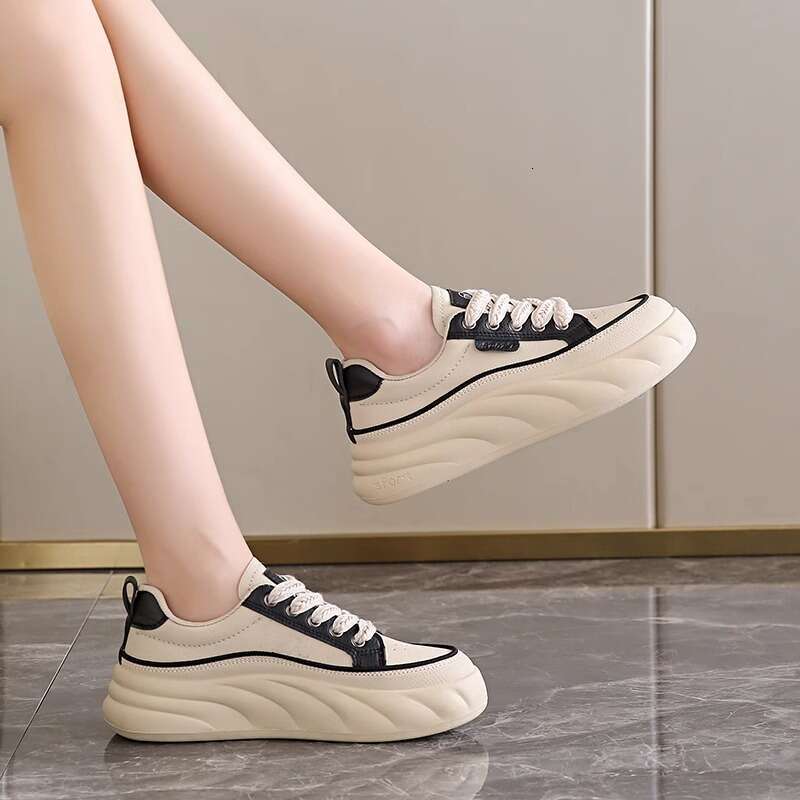 The feeling of stepping on poop is evident the small sports in autumn 2024. New leather versatile student casual board shoes for women