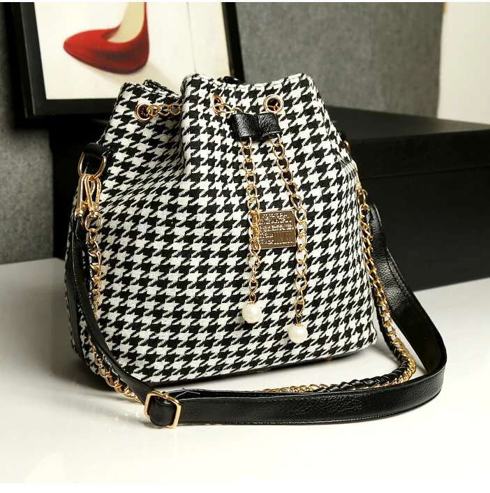 trend New Fashion Leisure Designer Women s Pearl Pendant Drawstring Chain trend Shoulder Ethnic Style Bucket Drawer Bag Trendy Shoulder Bag