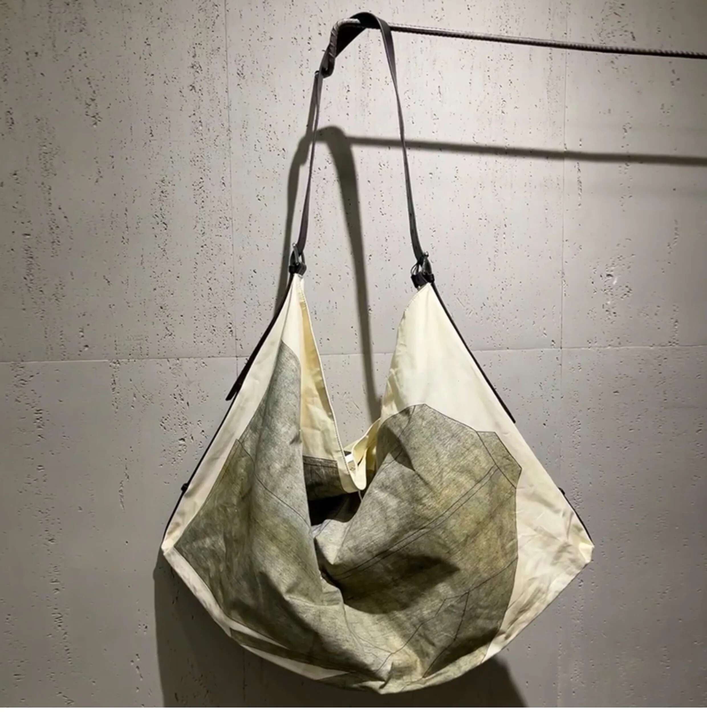 Oversize Printed Canvas 2025 New Niche Design Ins Large Capacity Casual Lazy Style Fashion Ladies Handbag Tote Bag