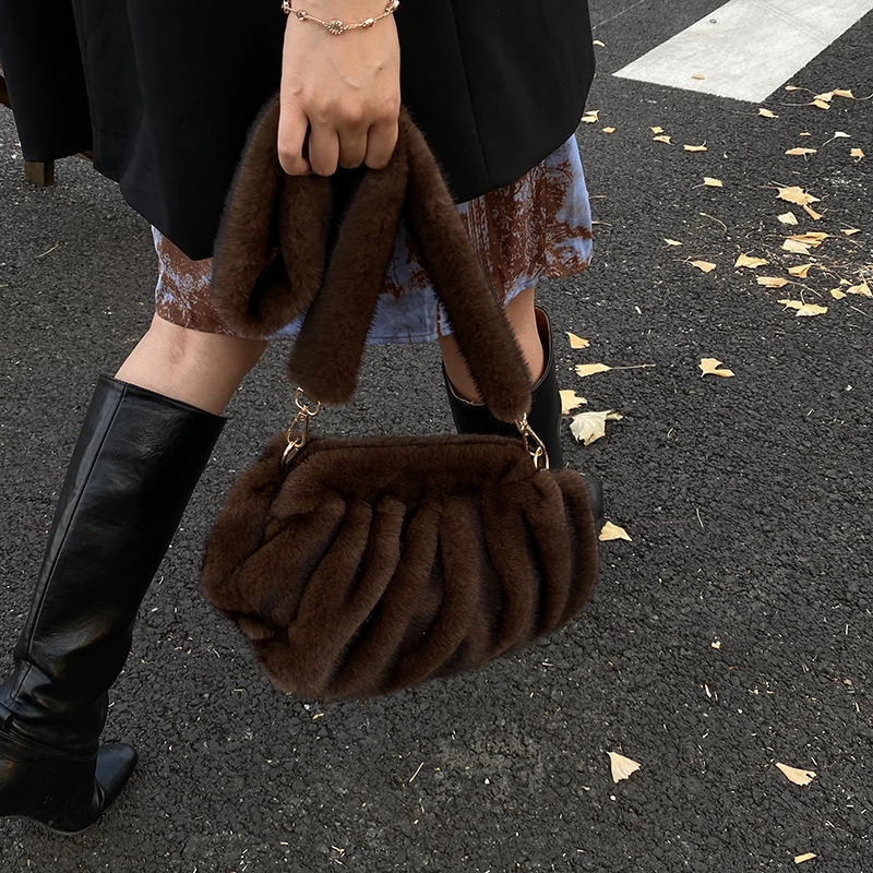 Fashionable Wrinkled Cloud Bag Soft Faux Fur Small Shoulder Bags for Women 2025 Winter Trend Korean Plush Handbags Crossbody Bag251104ww