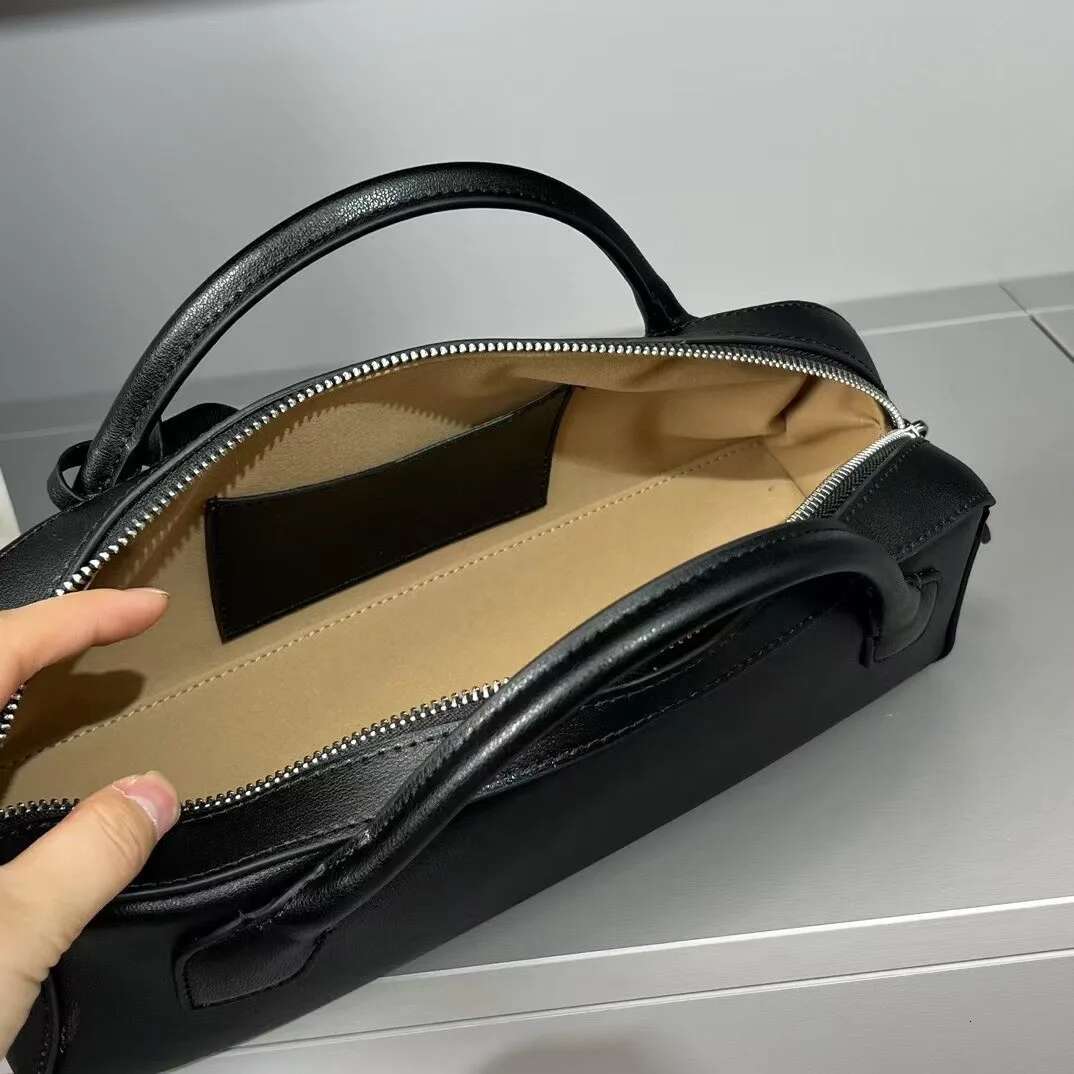 Genuine Leather Vintage Sausage Bag 2025 New Niche Design Ins Fashion Y2k High-Quality Cowhide Women's Simple Long Handbag