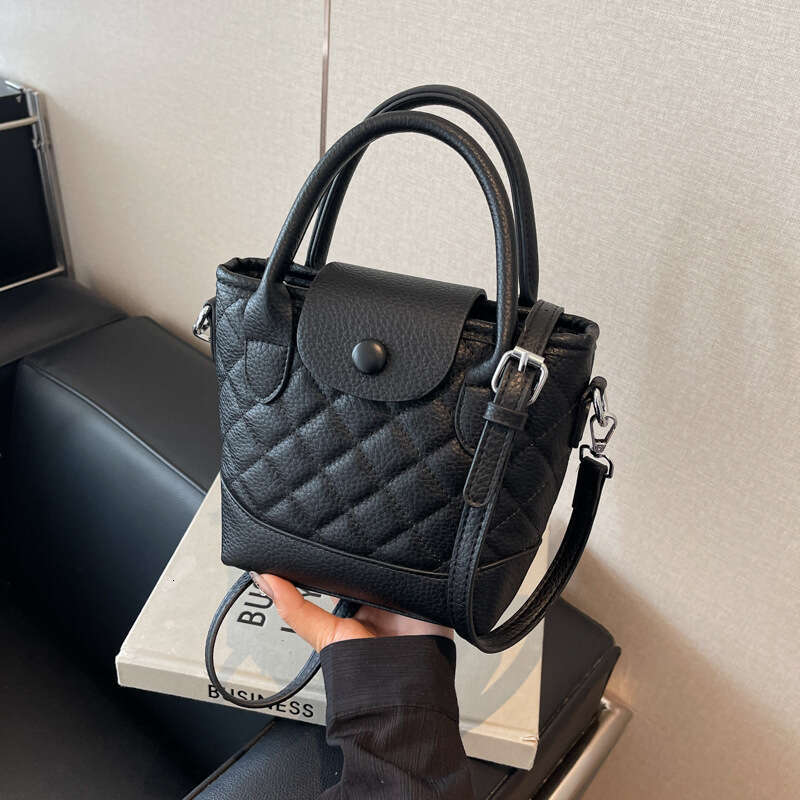 Korean version of niche hand-held bucket for women's spring new fashion versatile and high-end single shoulder crossbody bag