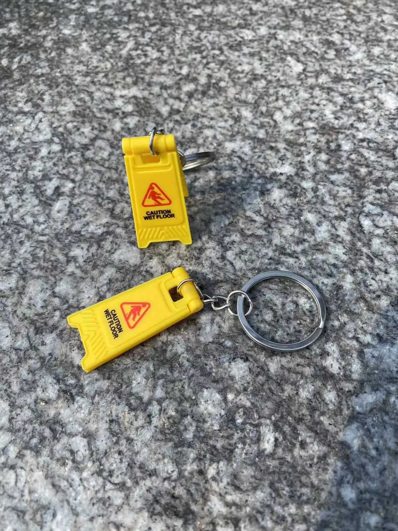 1PC CAUTION WET FLOOR Foldable Plastic KeychainW251103
