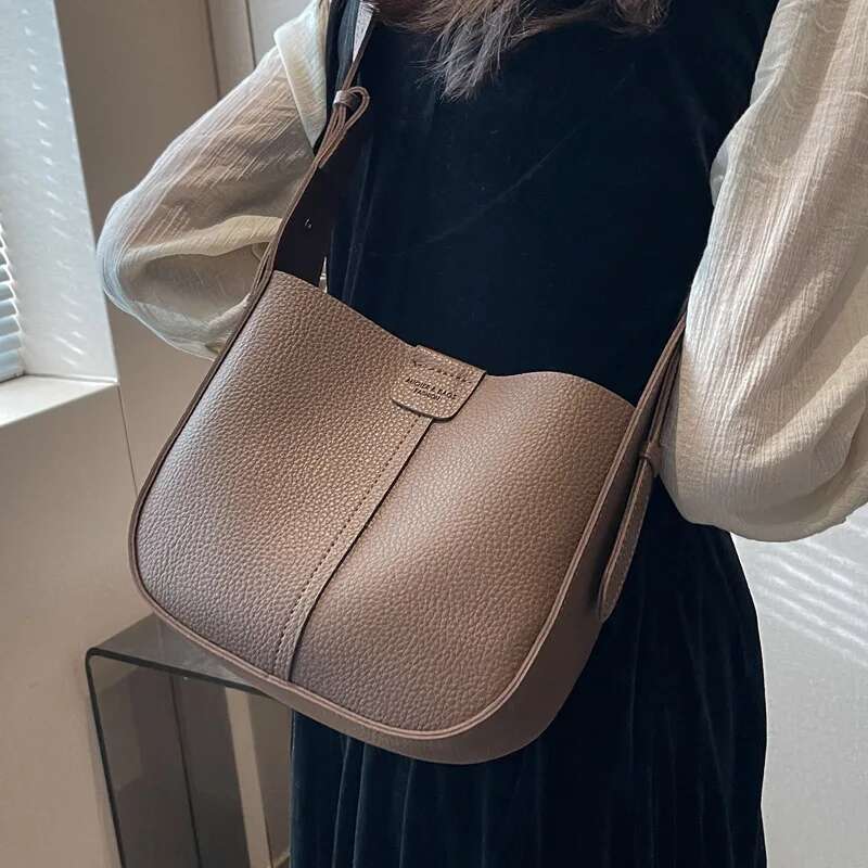 2025 new small bag suitable for designer women's new French fashion shoulder bag trend crossbody bag2