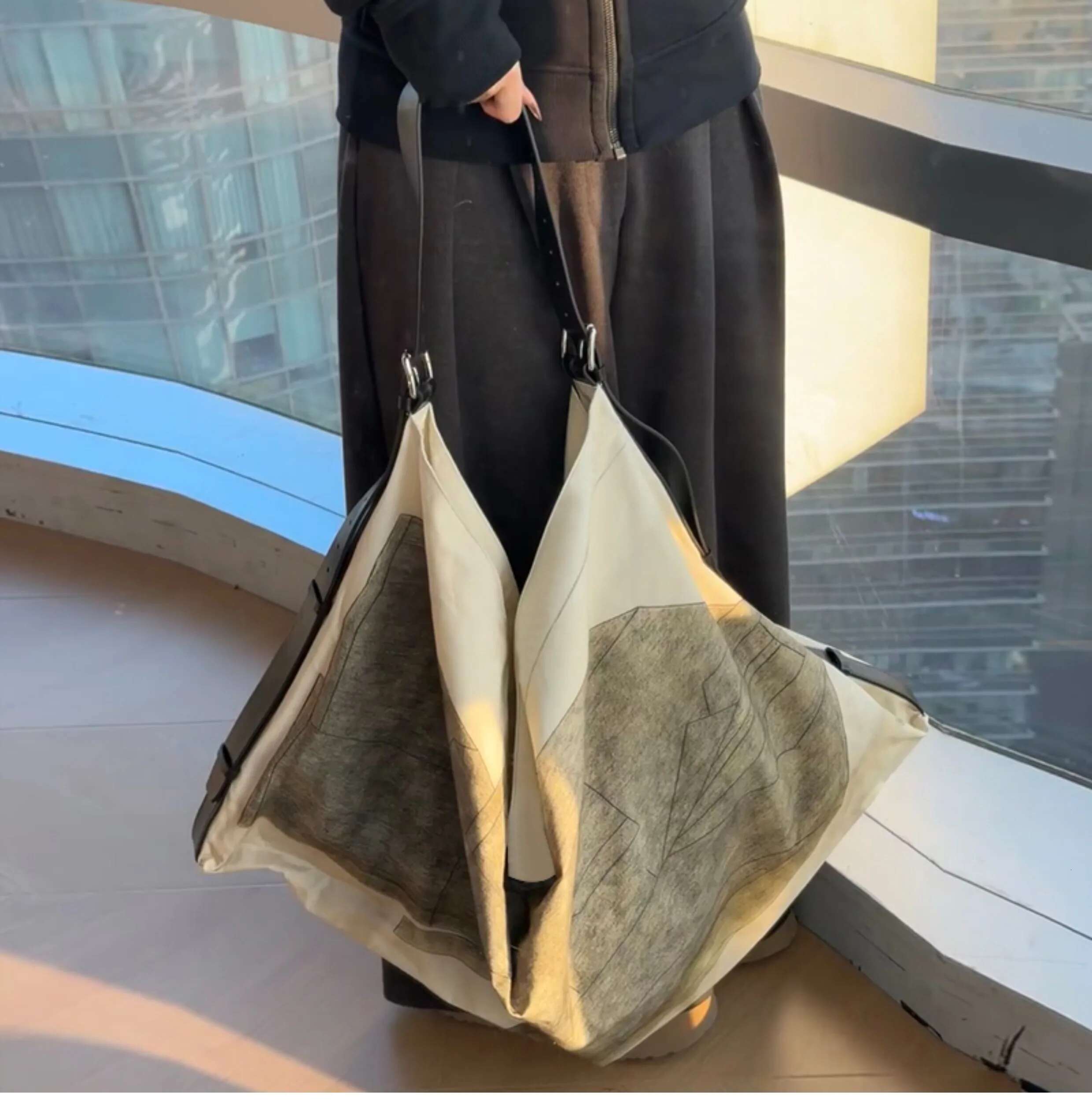Oversize Printed Canvas 2025 New Niche Design Ins Large Capacity Casual Lazy Style Fashion Ladies Handbag Tote Bag