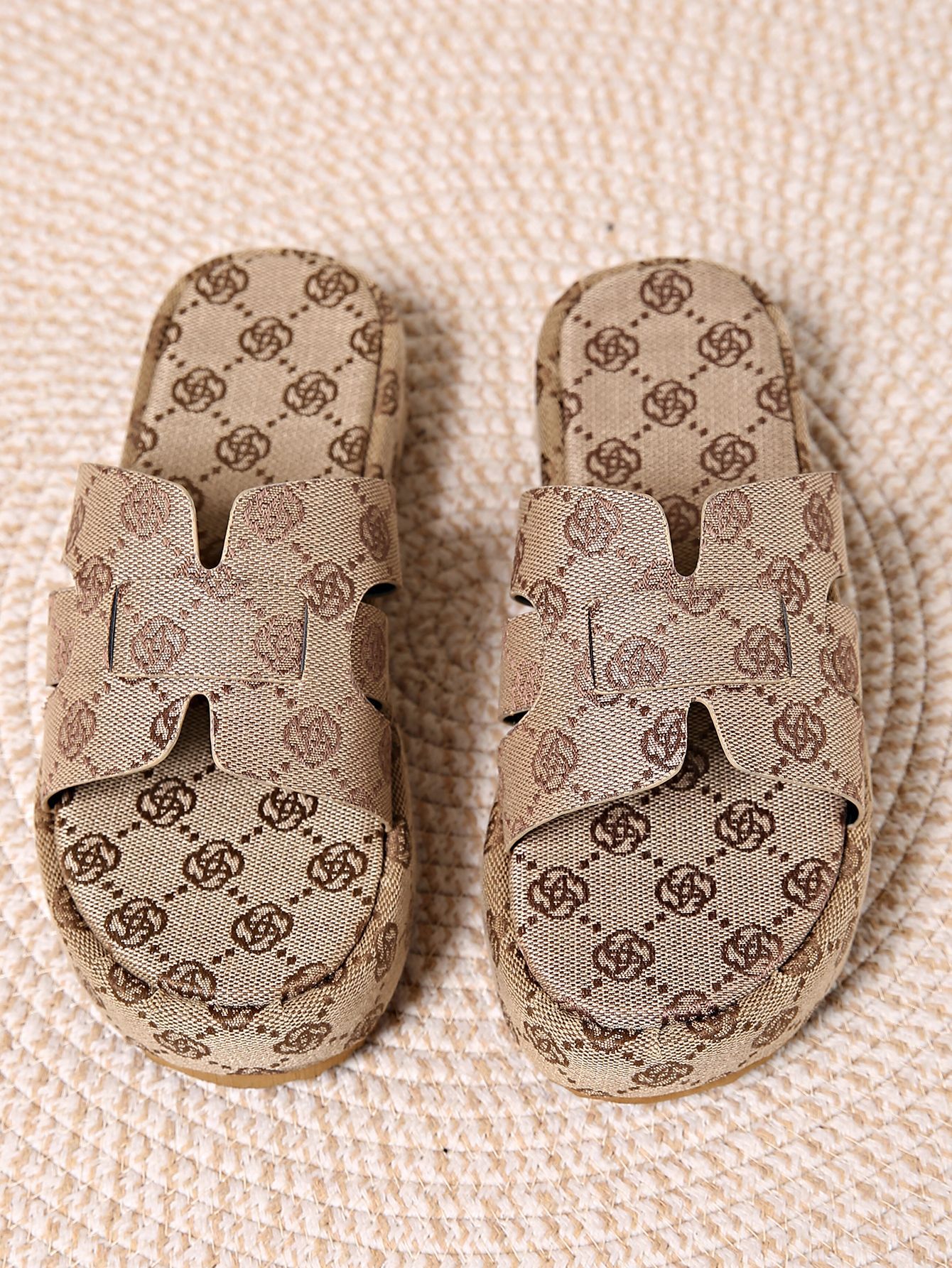 designer shoes 2025 Women's thick-soled slippers for outdoor wear small plum blossom one-word platform flip-flops