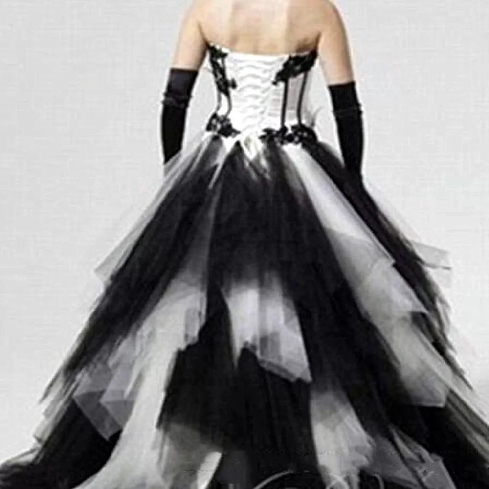 Black And White Gothic Wedding Dresses Strapless Ruffle Tiered A-Line Long Vintage Bridal Gown Lace Appliques Corset Vestido De Novia