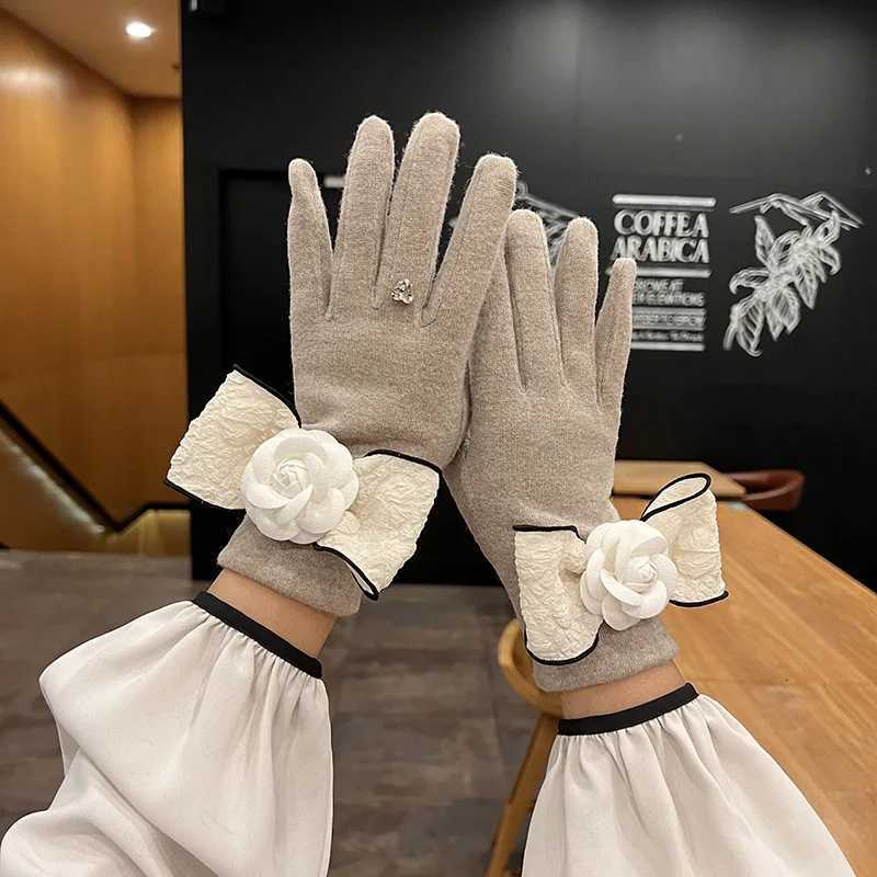 Winter Cashmere Gloves Women Luxury Brand Designer Rhinestone Big Flower Wool Mittens Female Touchable Cycling Warm Gloves GiftL251104
