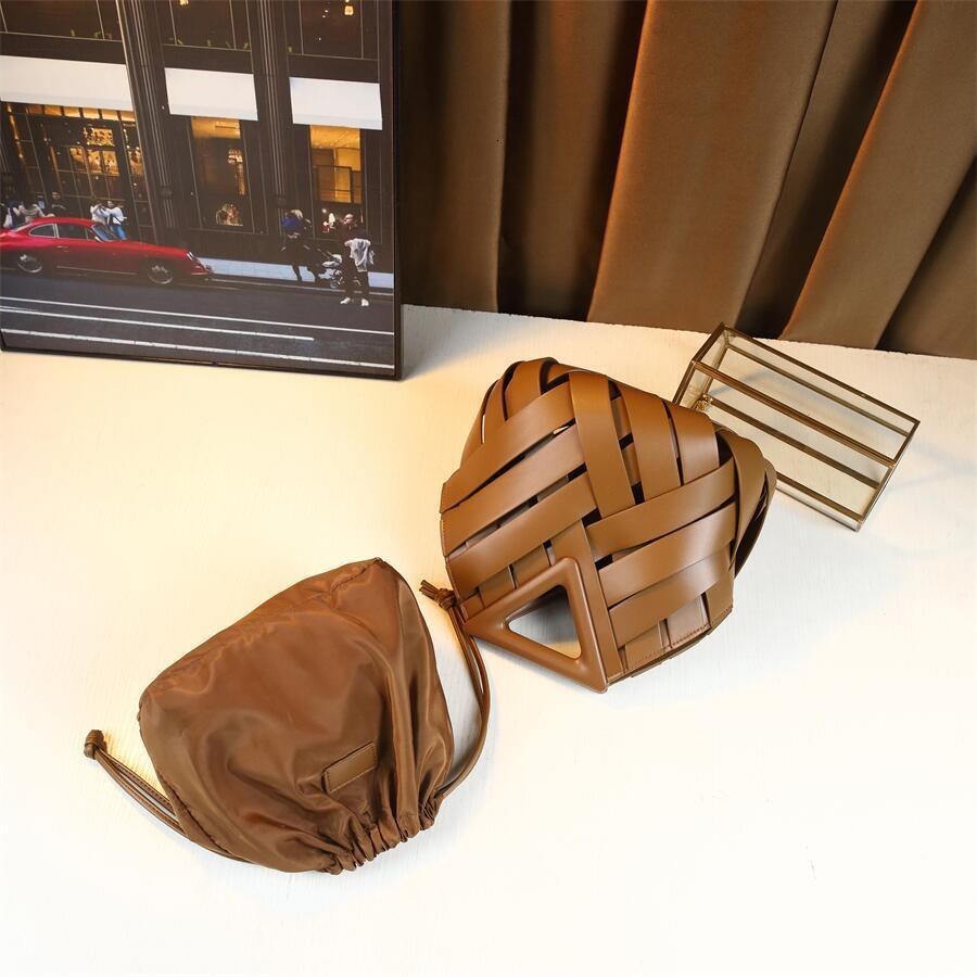 2025 New Woven Design Vegetable Basket Hand-Held Women's High-End Sense, Niche Inverted Triangle Bag, Fashionable