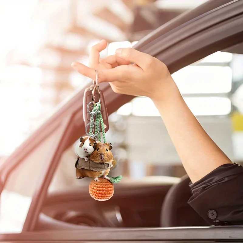 2D Cute Double Guinea Pigs Keychain Animal Design Pendant Flat Acrylic Versatile Charmfor Car MirrorBagsFestiveGift DecorW251103