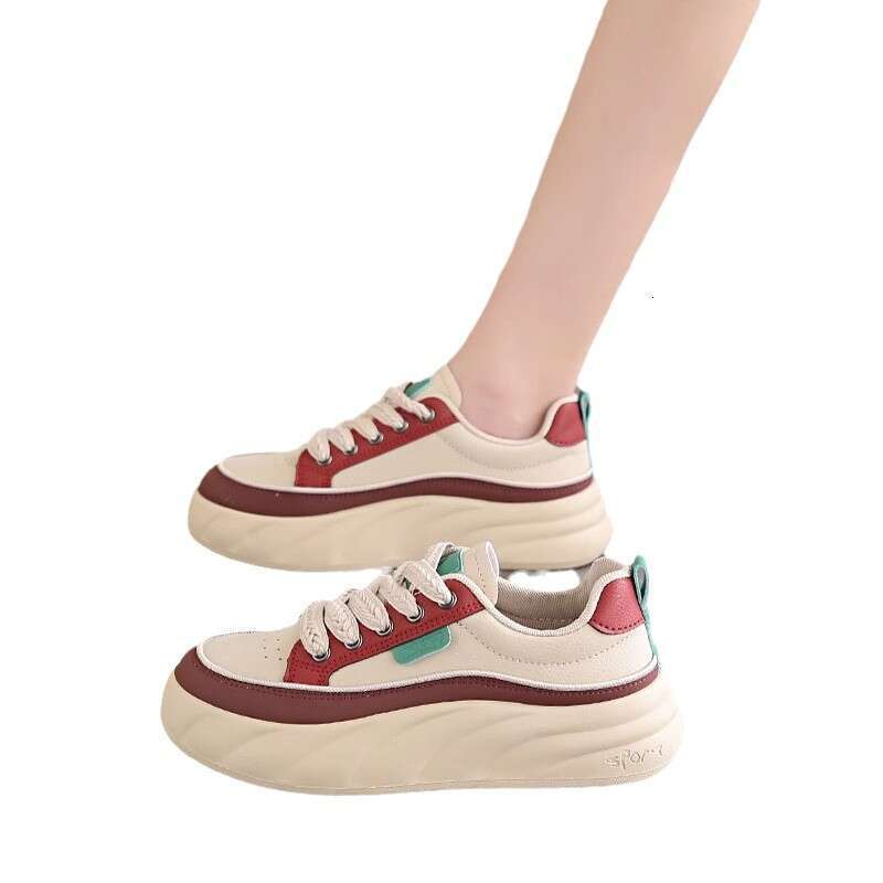 The feeling of stepping on poop is evident the small sports in autumn 2024. New leather versatile student casual board shoes for women