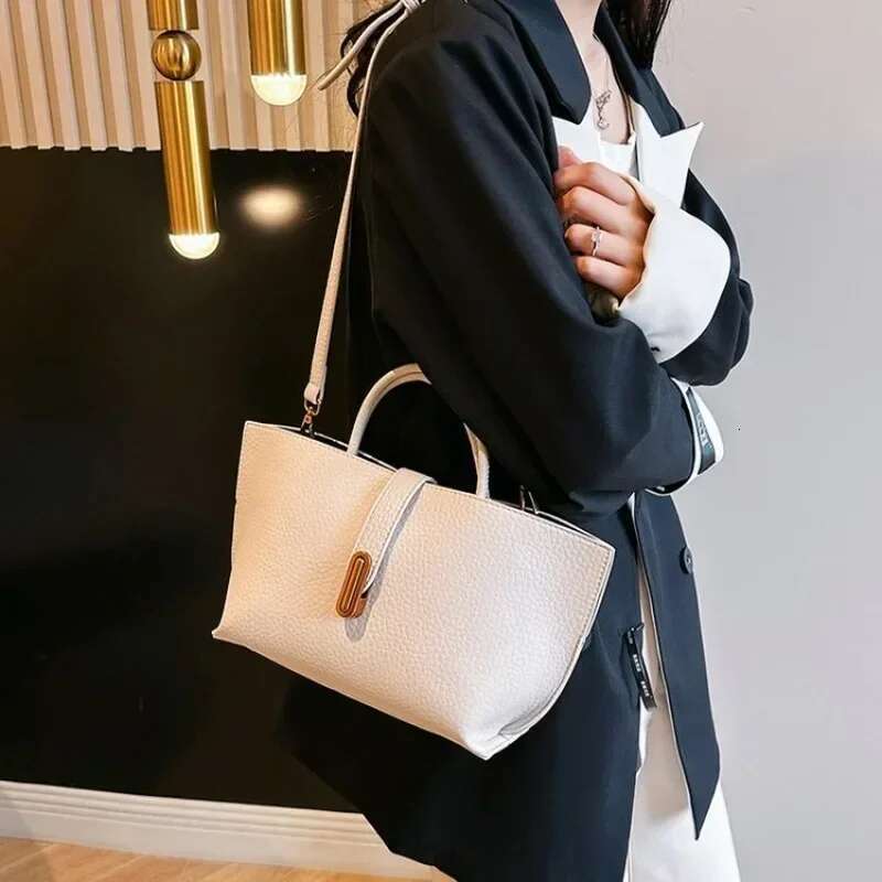Solid Color PU Saffiano Texture Women's Shoulder 2025 New Hot Medium Handbag Large Capacity Casual Commuting Crossbody Bag