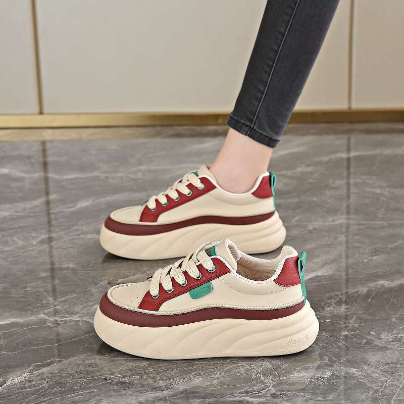 The feeling of stepping on poop is evident the small sports in autumn 2024. New leather versatile student casual board shoes for women