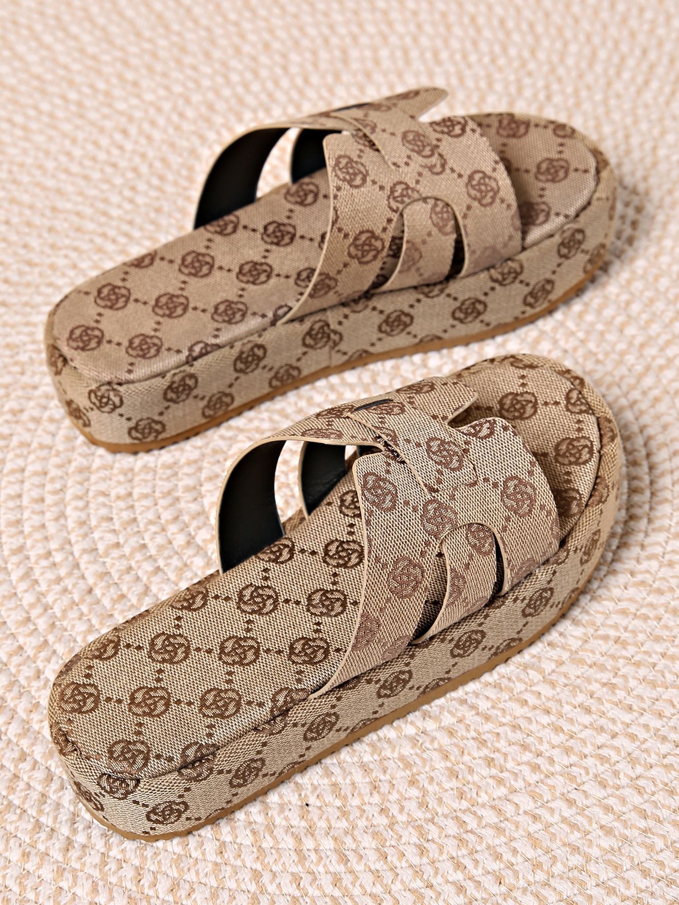 designer shoes 2025 Women's thick-soled slippers for outdoor wear small plum blossom one-word platform flip-flops