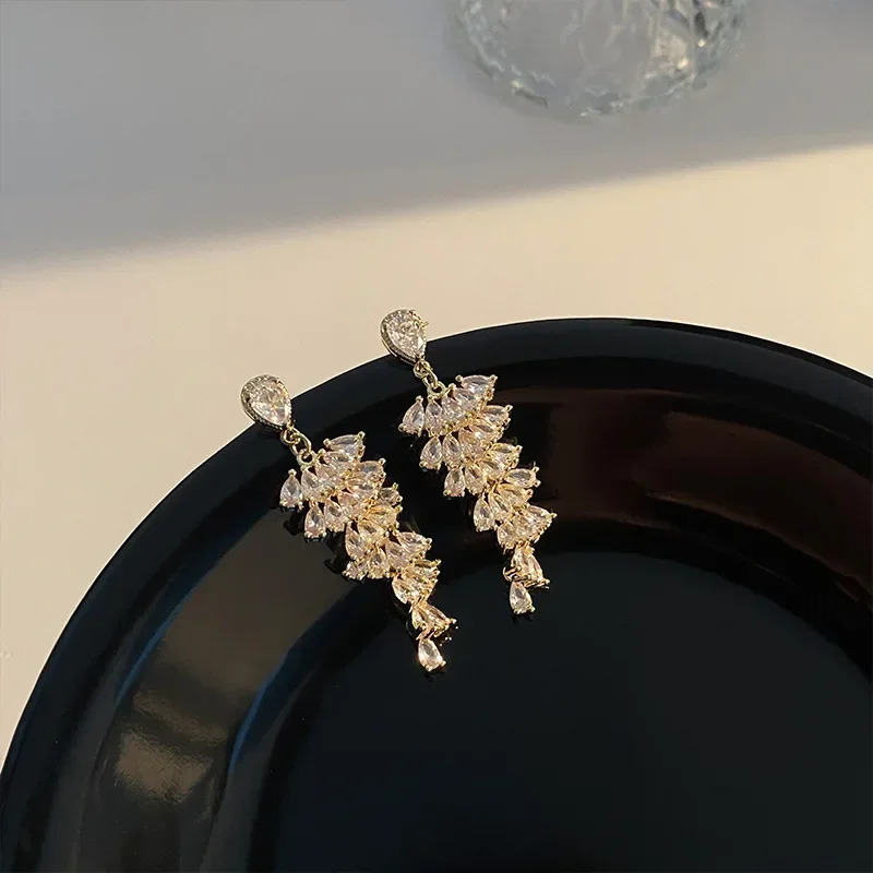 Fashionable and ious geometric pendant earrings suitable for womens wedding party jewelry accessories gorgeous cubic zirconia bridal Brinks 250326