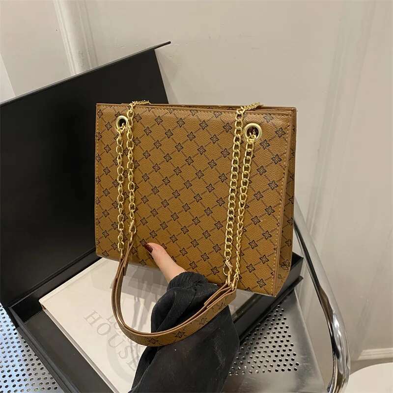 2025 new fashionable commuting handbag designer women's retro chain shoulder bag new casual simple large capacity handbag2