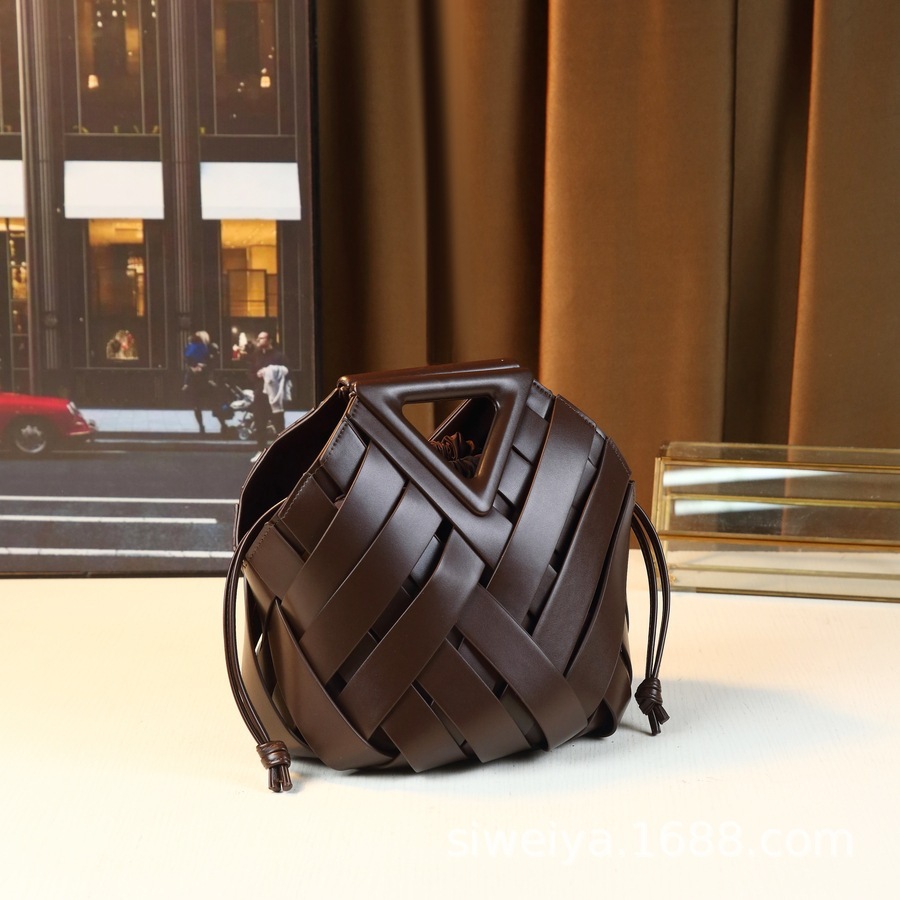 2025 New Woven Design Vegetable Basket Hand-Held Women's High-End Sense, Niche Inverted Triangle Bag, Fashionable