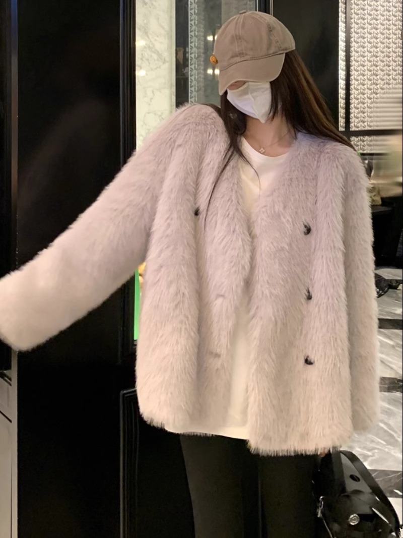 Eco-Chic Women's Plush Fur Coat: Stylishly Cozy with Softness & Cold Weather Resistance