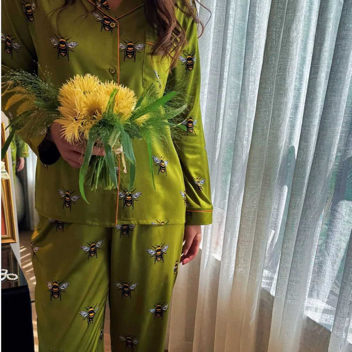 Fashion Women Satin Silk Pajamas Set Green Bees Print Pyjama Ice Silk Long Sleeve Lapel Two Piece Set Homewear Spring Autumn Fashion New Y251104