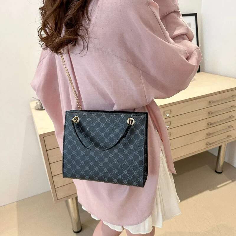 2025 new fashionable commuting handbag designer women's retro chain shoulder bag new casual simple large capacity handbag2