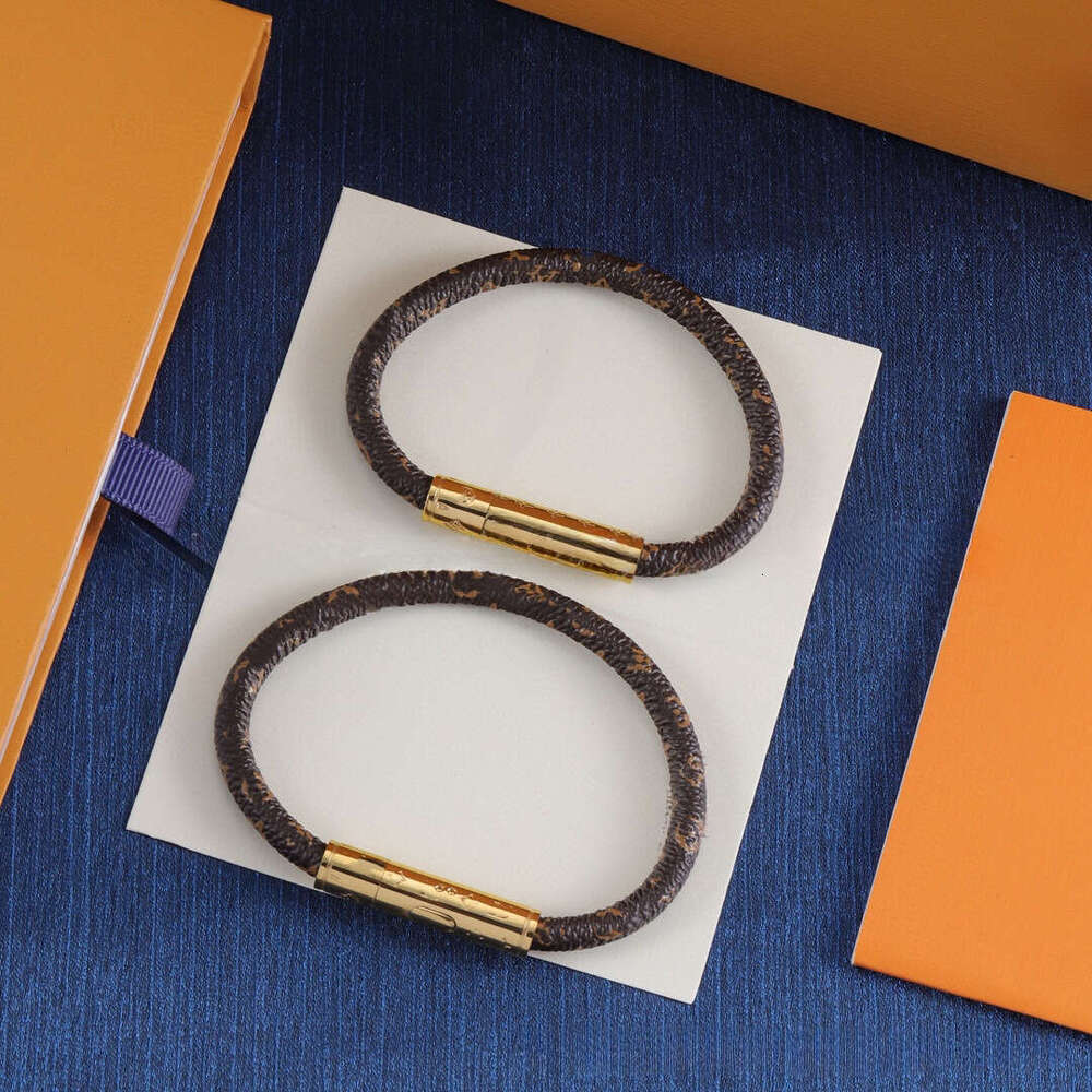 Three Size 17/19/21 CM Fashion Bracelets Women Designer Bracelet Simple Brown Flower Leather Bracelets Luxury Jewelry Party Gift