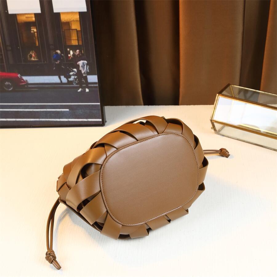 2025 New Woven Design Vegetable Basket Hand-Held Women's High-End Sense, Niche Inverted Triangle Bag, Fashionable