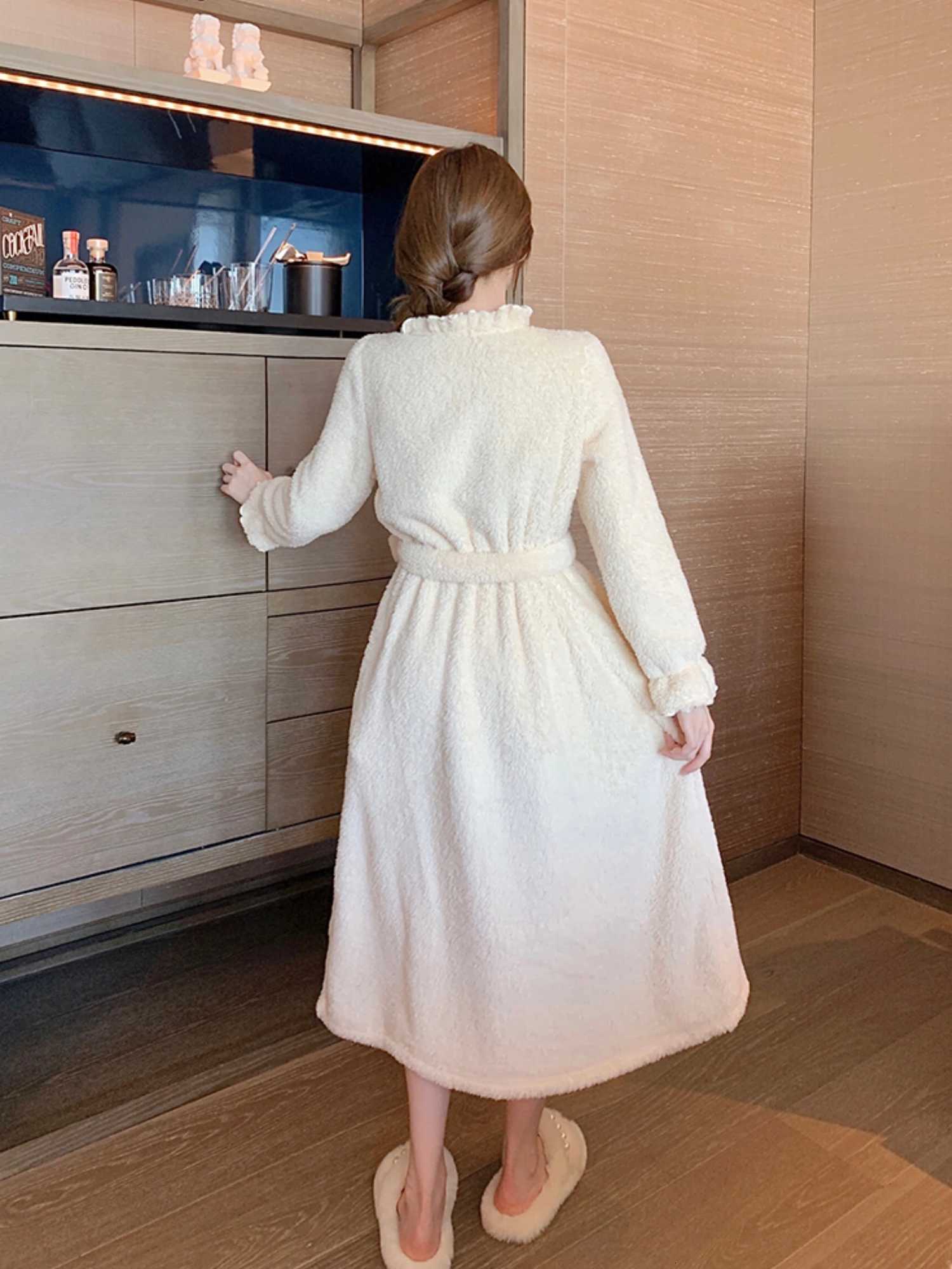 Winter Coral Fleece Robes Women Solid Ruffles Plush Plus Velvet Thicker Sleepwear Soft Comfortable Long Bathrobe Females Simple C251104