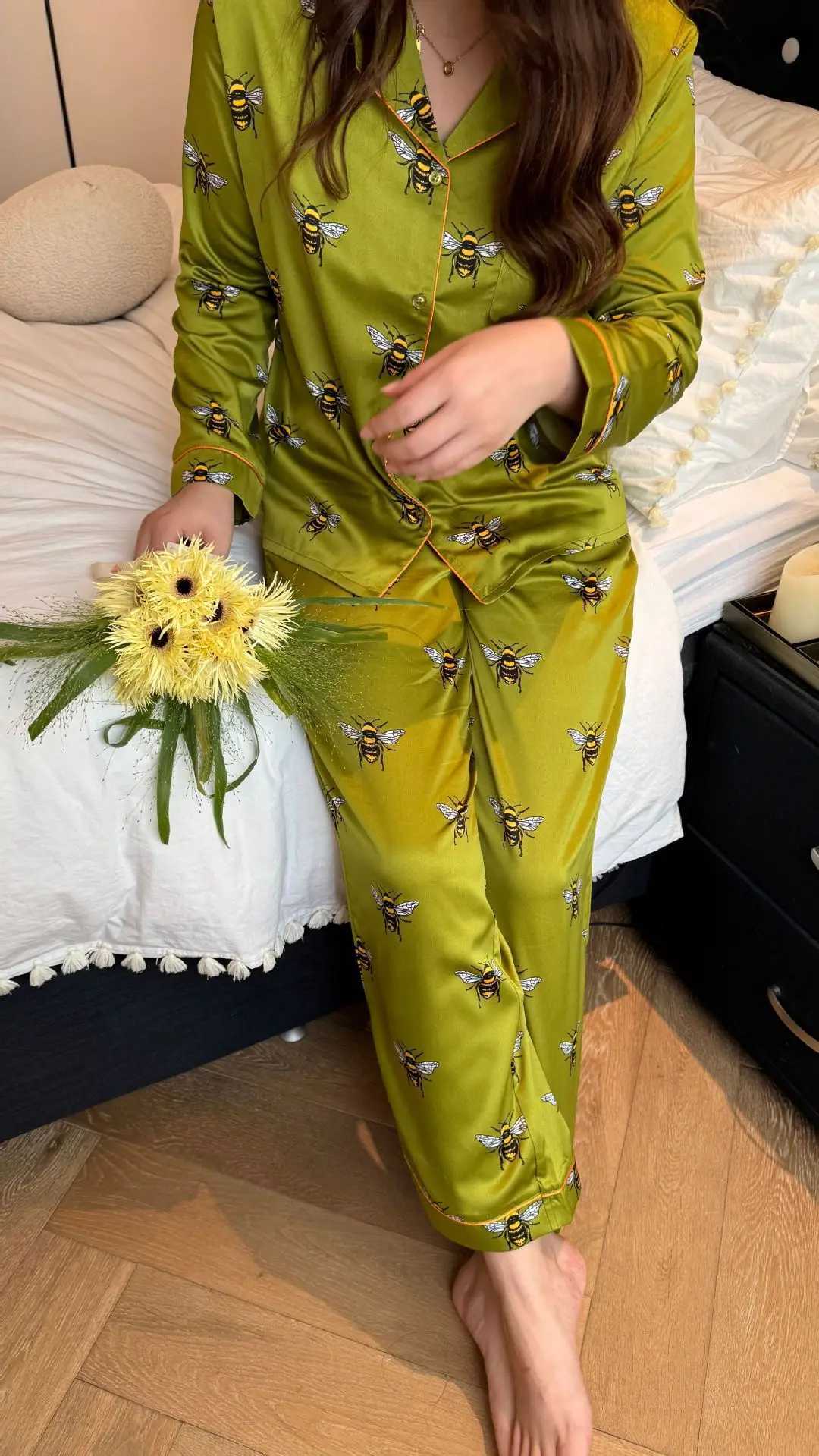 Fashion Women Satin Silk Pajamas Set Green Bees Print Pyjama Ice Silk Long Sleeve Lapel Two Piece Set Homewear Spring Autumn Fashion New Y251104
