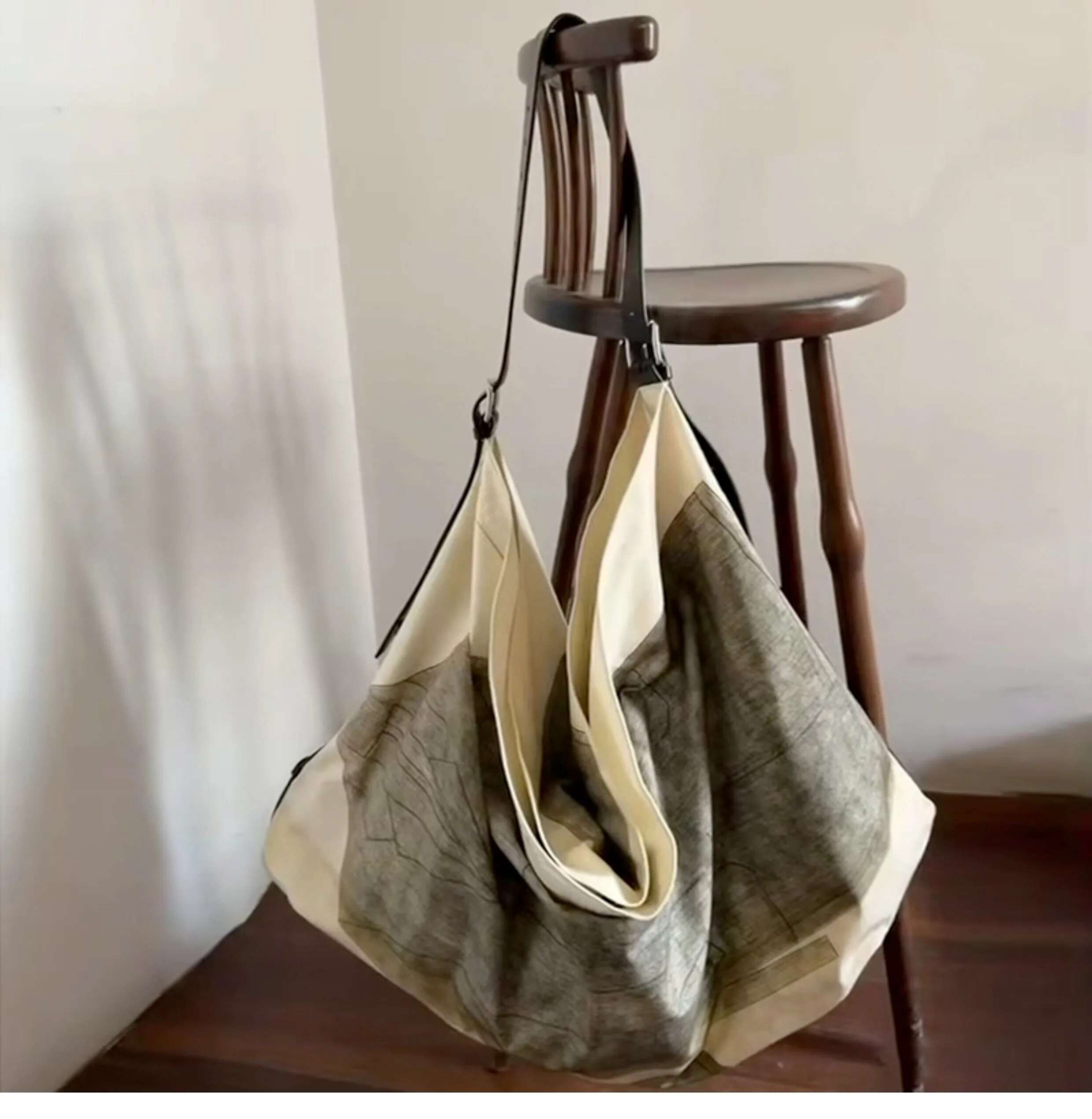 Oversize Printed Canvas 2025 New Niche Design Ins Large Capacity Casual Lazy Style Fashion Ladies Handbag Tote Bag