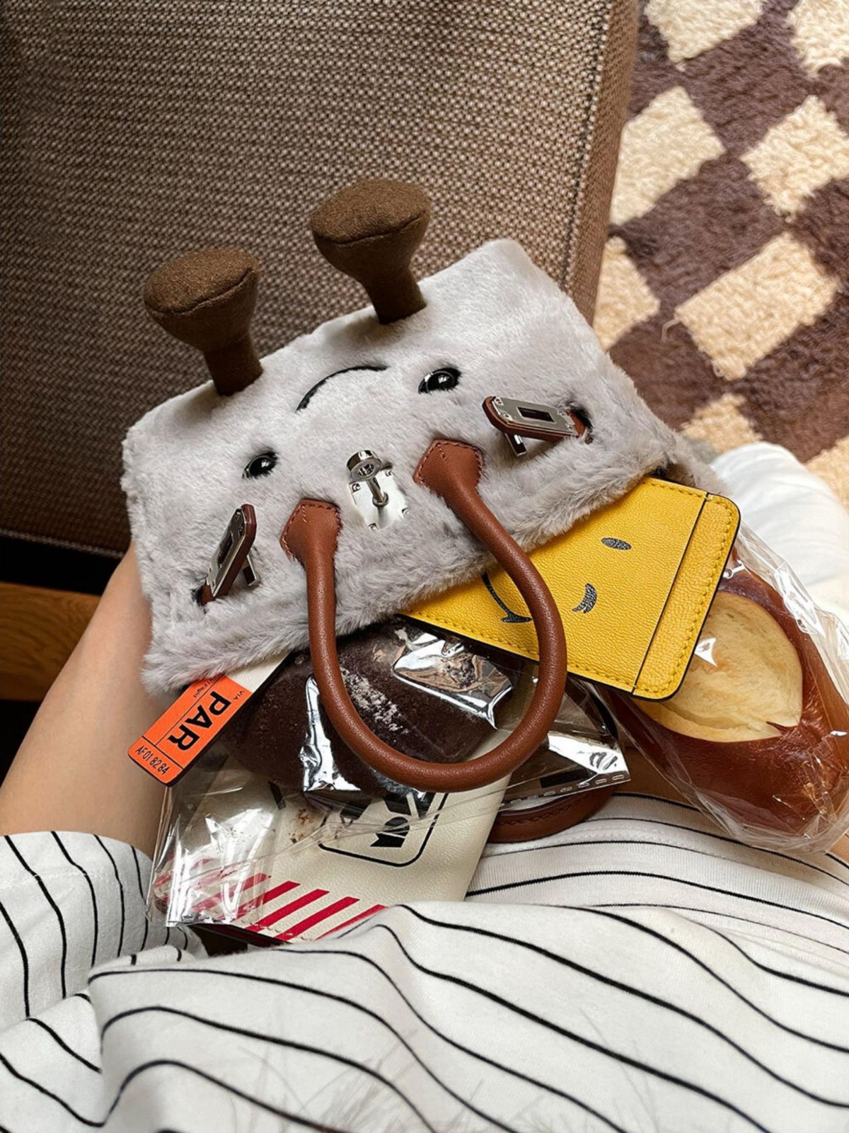Luxury Designer 2025 Autumn/Winter New Cute Cartoon Smile Plush Crossbody Bag Large Capacity Commuter Versatile Kailin Handbag for Women