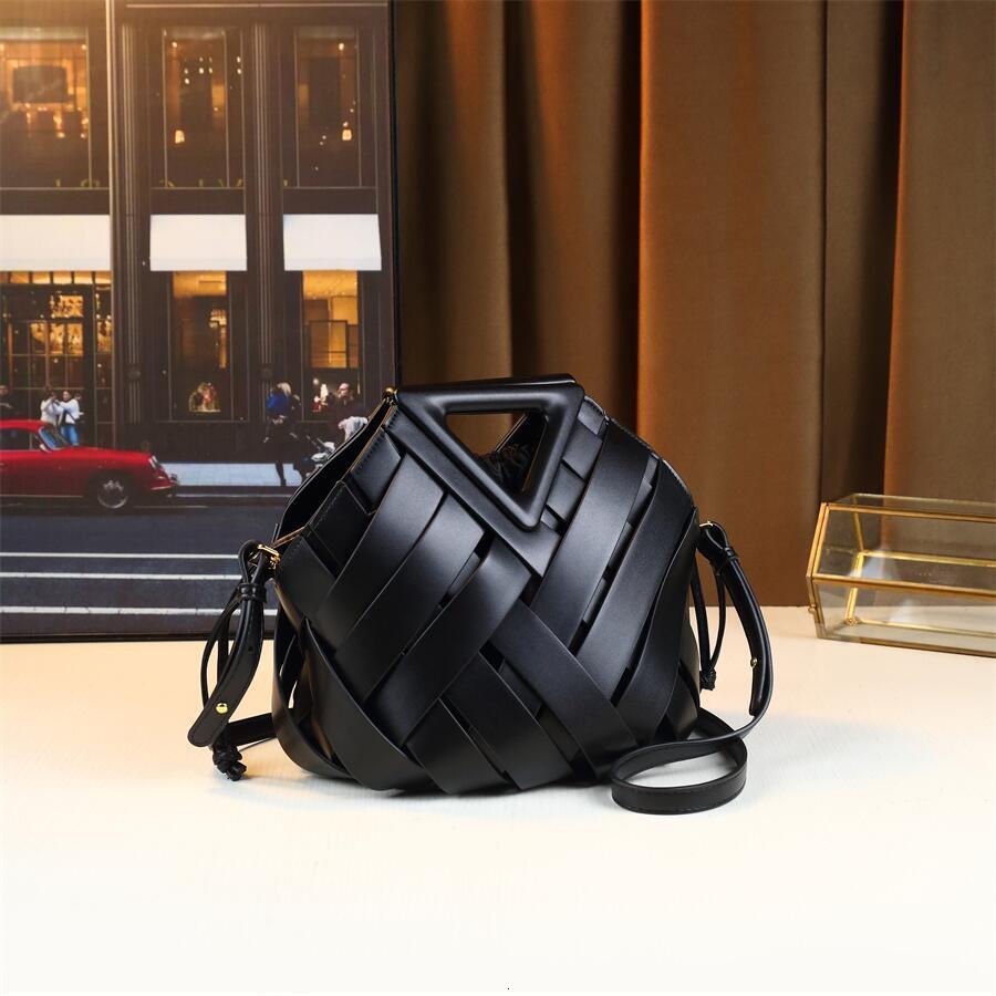 2025 New Woven Design Vegetable Basket Hand-Held Women's High-End Sense, Niche Inverted Triangle Bag, Fashionable