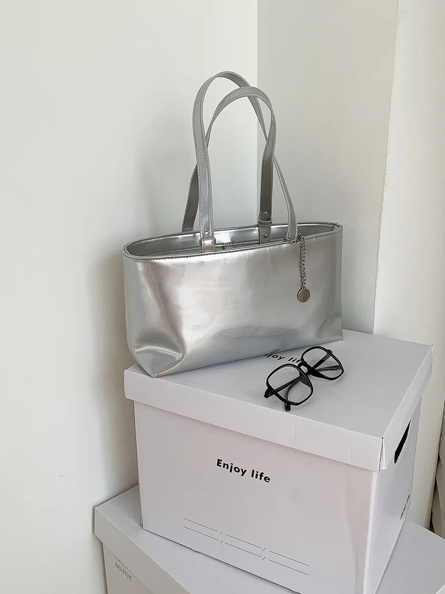 Womens lace leather shiny surface handbag large capacity red shoulder lower arm bag fashion simple style solid handbag 250402