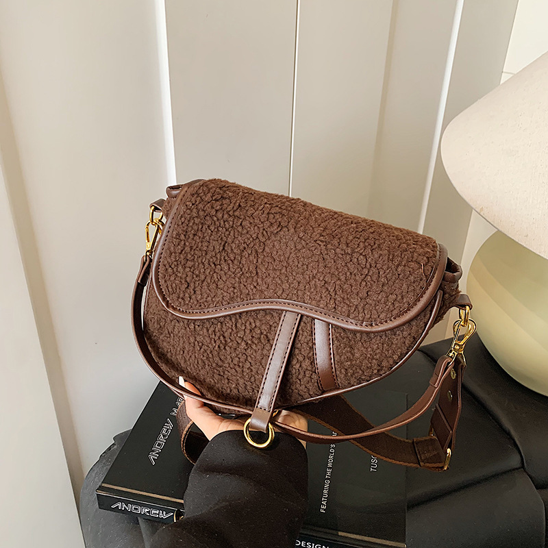 Free delivery designer bag tote bag Unique texture single shoulder crossbody bag underarm bag A small bread roll