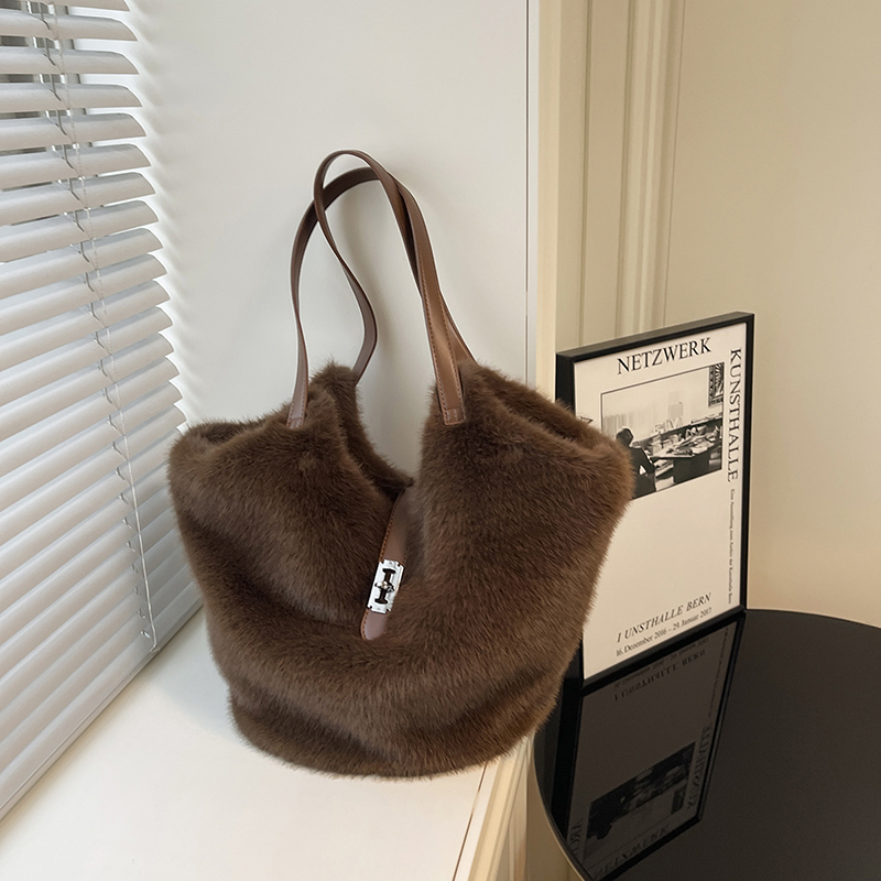 2025 New Autumn Women's Simple Leisure Fashion Luxury Party Handbag Large Capacity Crossbody Bag Essential Shoulder Bag for College Students Shop