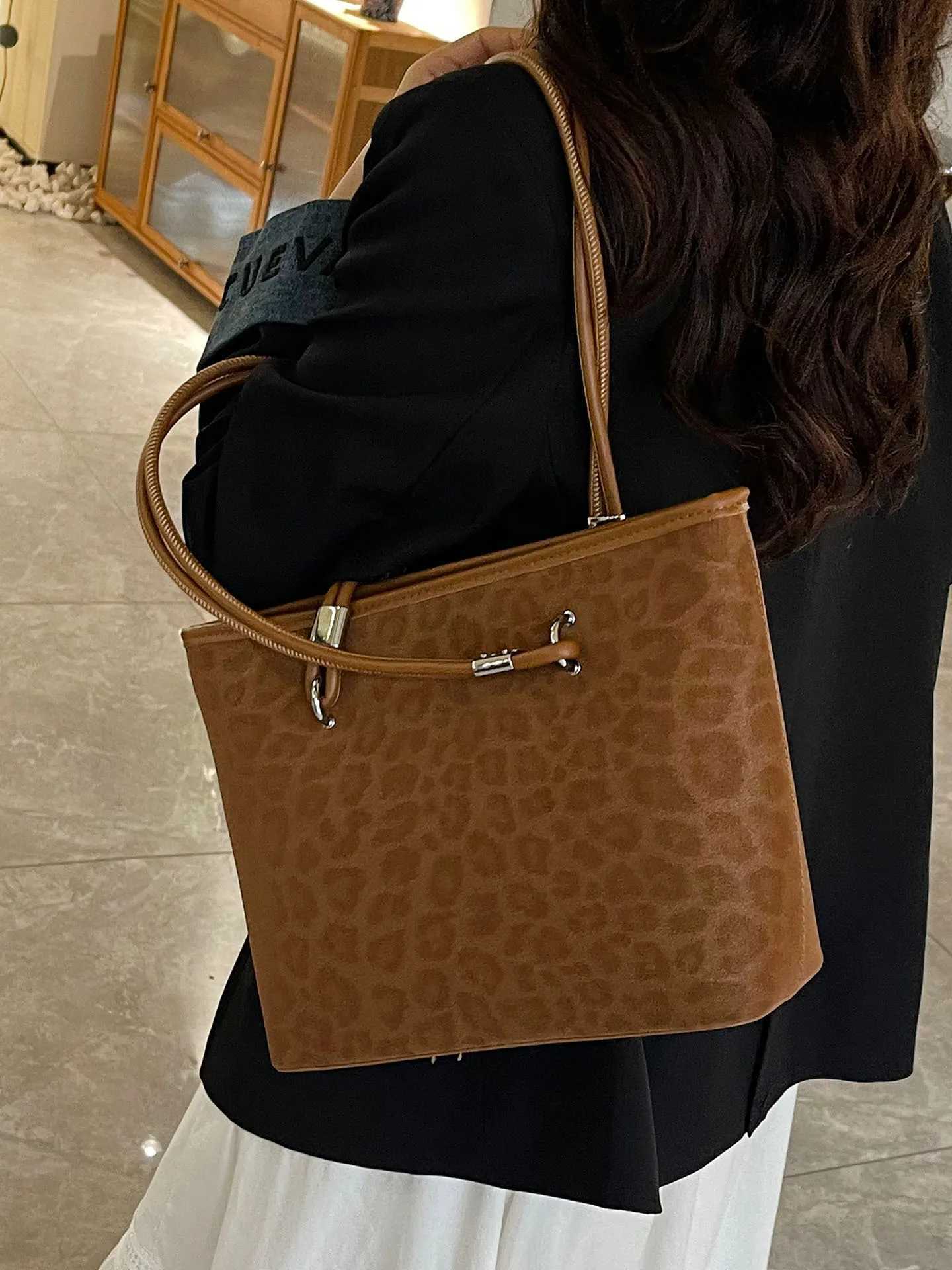 High End Leopard Tote Bag for Women Summer New Korean Rectangle Large Capacity One Shoulder Bags Fashion Zipper Commute Handbag Z251104