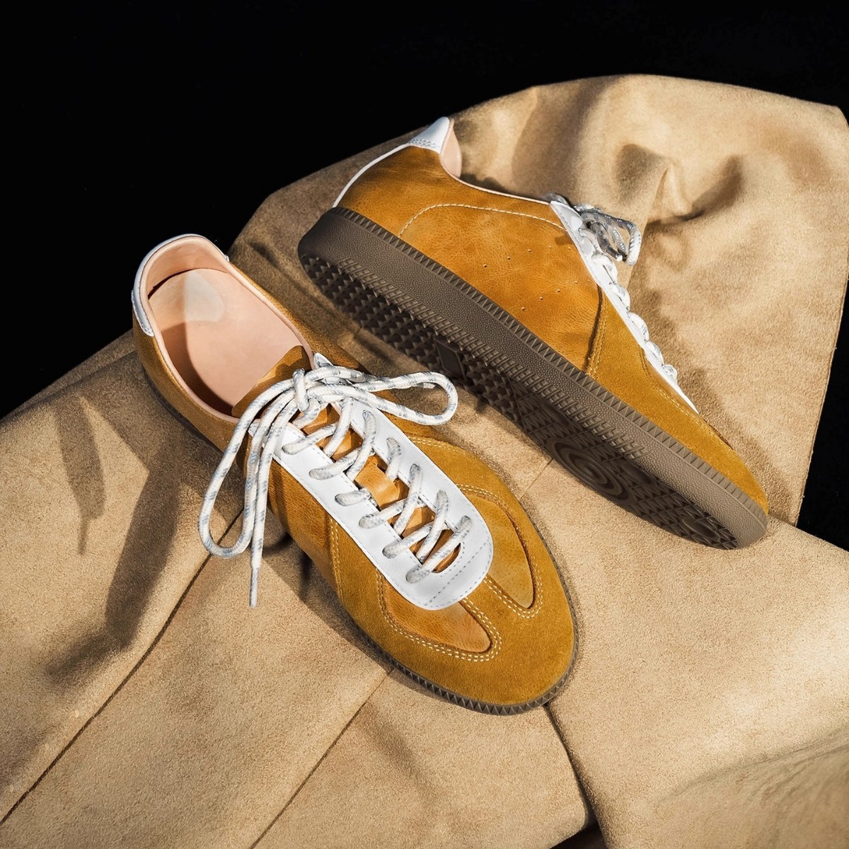 Retro contrast splicing platform training shoes women's 2025 new comfortable and lightweight round toe lace-up casual Forrest Gump shoes