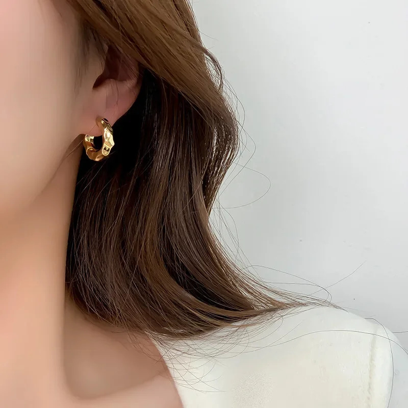 LATS Trendy Retro Geometric Hoop Earrings for Women Irregular Light Simple Circle Earings Fashion Jewelry Gift 251131