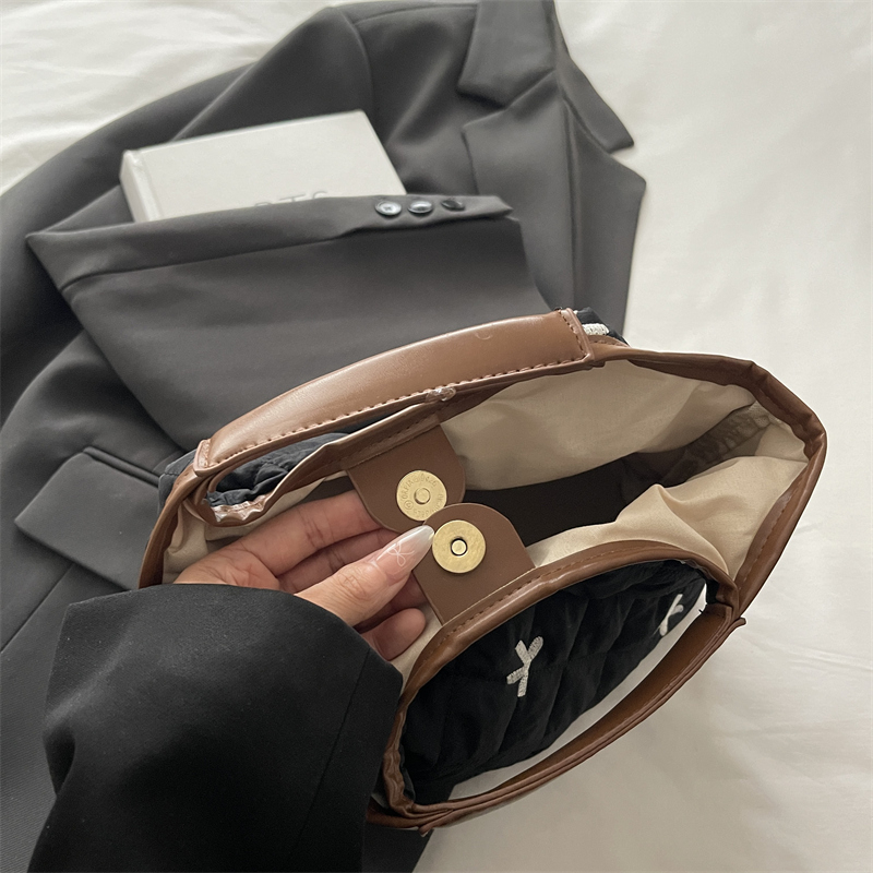 New winter women's simple casual fashionable luxury party handbag with large capacity crossbody bag, a must-have shoulder bag for college student