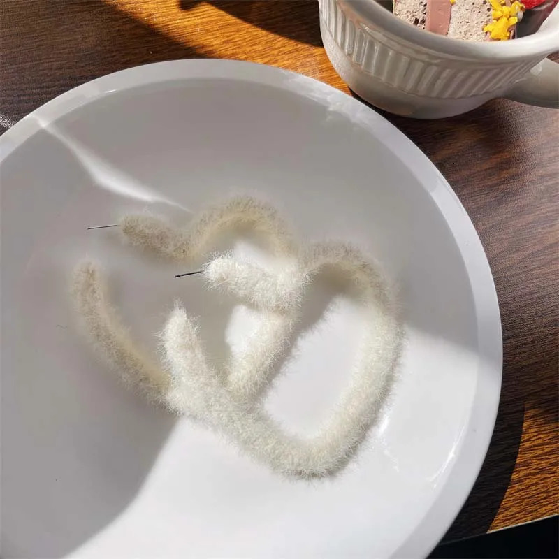 Korean Sweet White Plush Heart Hoop Earrings for Women Exaggerated Flocking CShaped Earrings Wedding Party Jewelry Gift 251131
