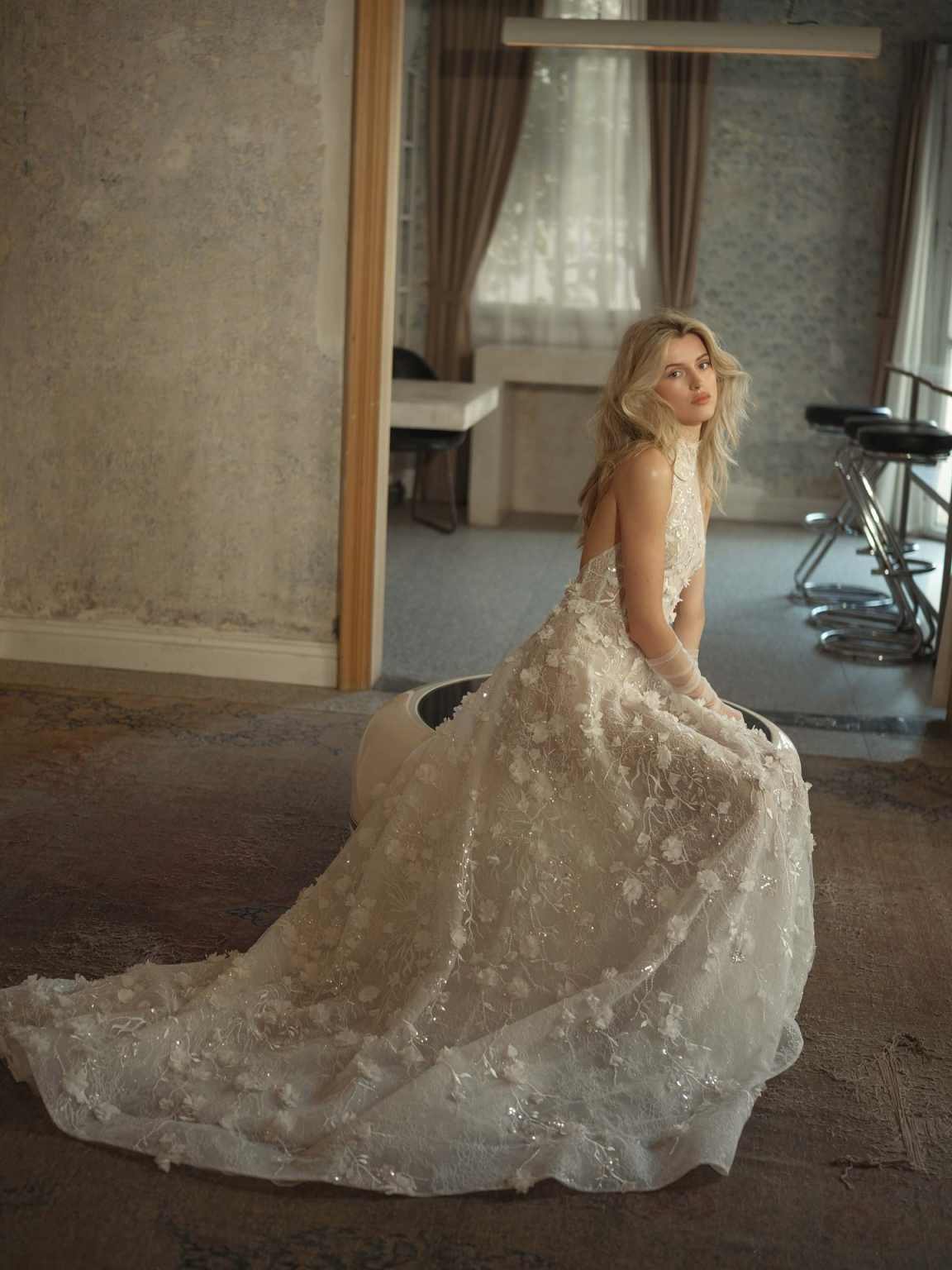 Gorgeous Halter Sequined Wedding Dress Lace Appliques Open Back Sweep Train Lace Brides Gown Vestido De Noiva Customized