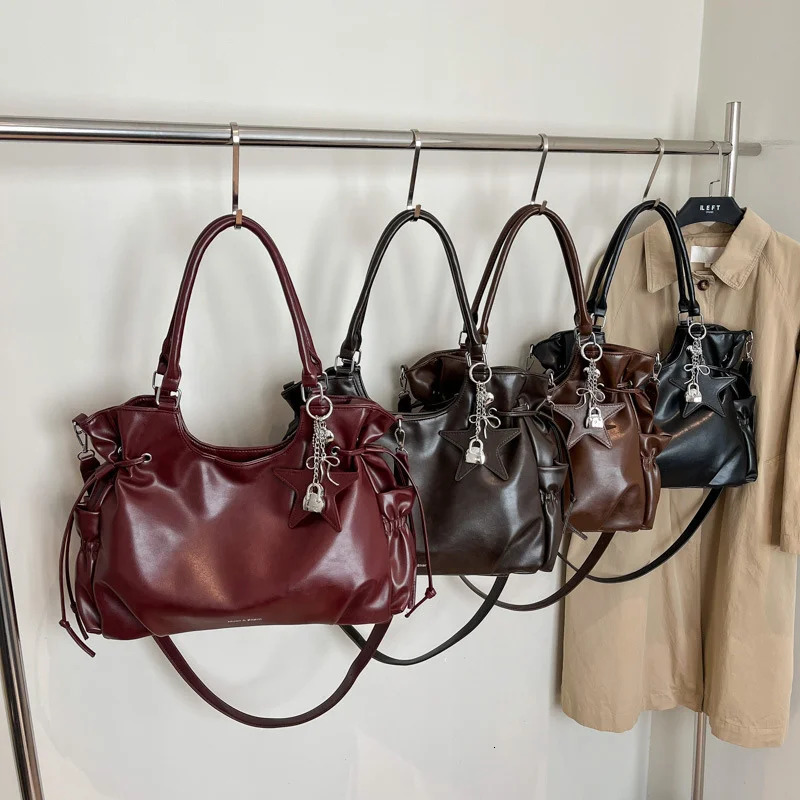 Casual Versatile Tote Bag Fashion Highend Largecapacity Handbag Highquality Pu Retro Commuter With Pendant Crossbody Bag 251031