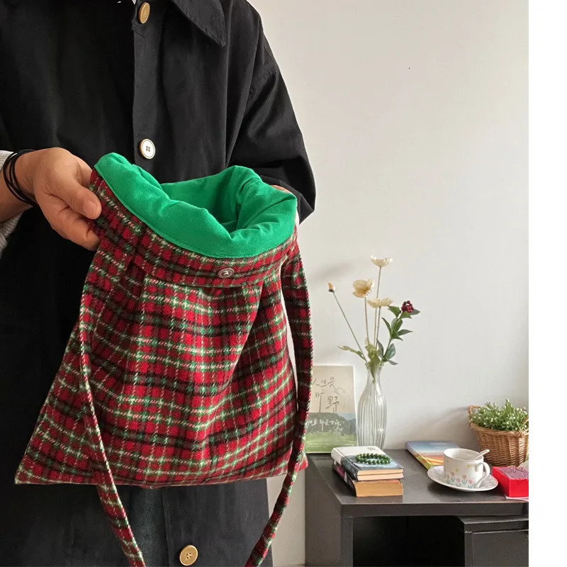 Contrast Color Plaid Wool Shoulder Bags for Women Fall Winter Portable Casual Tote Bag Large Capacity Female Christmas Handbags 251104
