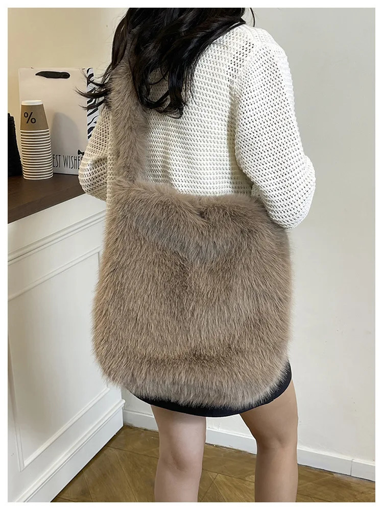 Solid Color Womens Soft Plush Shoulder Bags Simple Winter Faux Fur Tote Underarm Bags Large Capacity Female Furry Messenger Bag 251104