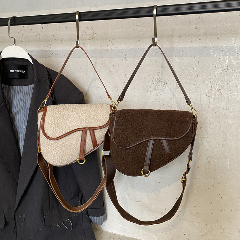 Free delivery designer bag tote bag Unique texture single shoulder crossbody bag underarm bag A small bread roll