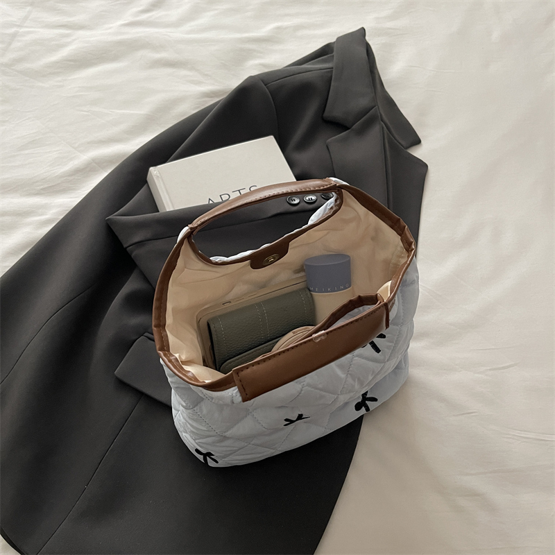 New winter women's simple casual fashionable luxury party handbag with large capacity crossbody bag, a must-have shoulder bag for college student