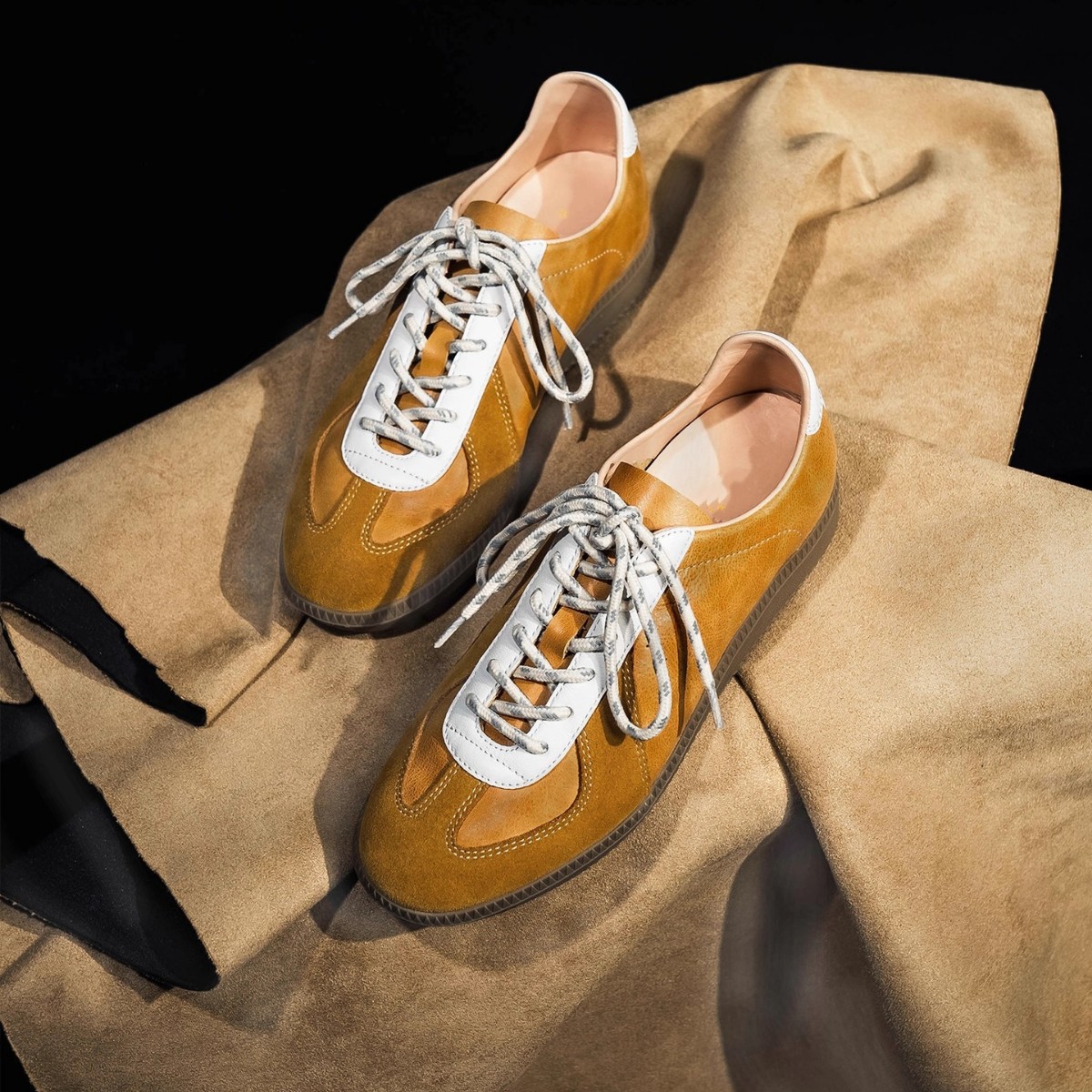 Retro contrast splicing platform training shoes women's 2025 new comfortable and lightweight round toe lace-up casual Forrest Gump shoes