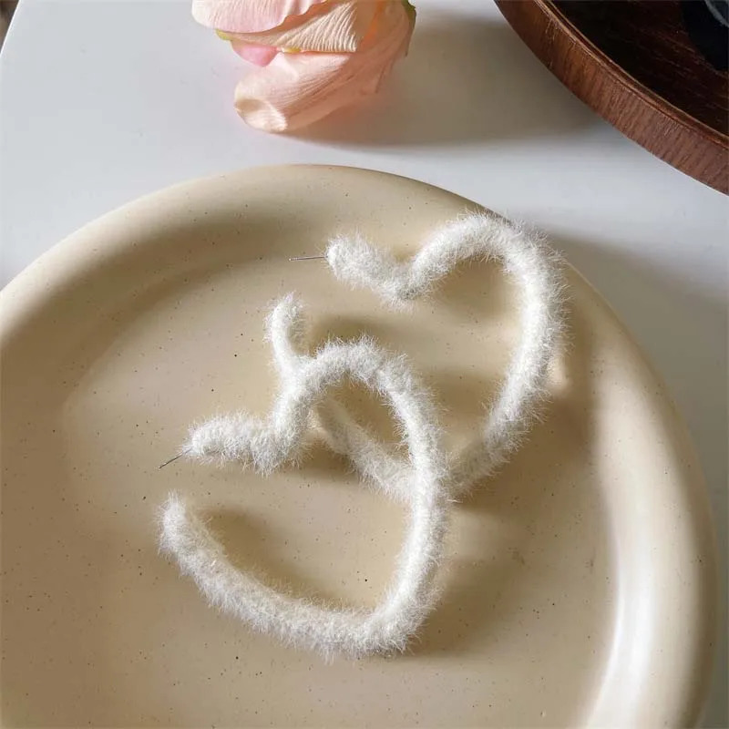 Korean Sweet White Plush Heart Hoop Earrings for Women Exaggerated Flocking CShaped Earrings Wedding Party Jewelry Gift 251131