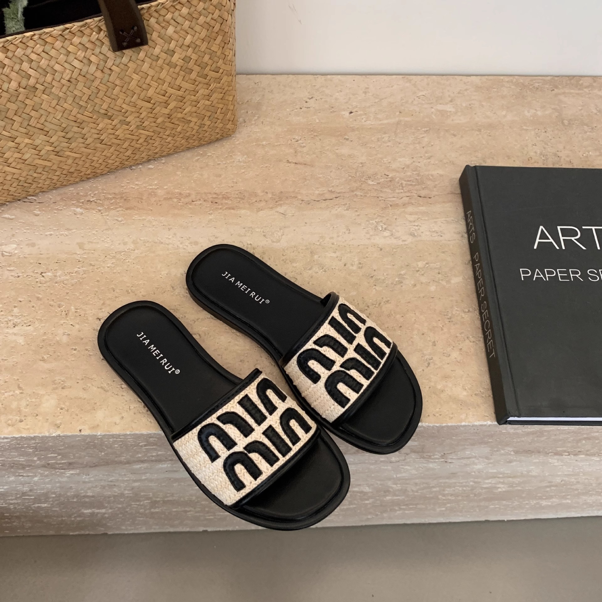 designer shoes 2025 French extremely beautiful women's summer outdoor cool slippers with a high-end sense slippers soft-soled women's shoes 