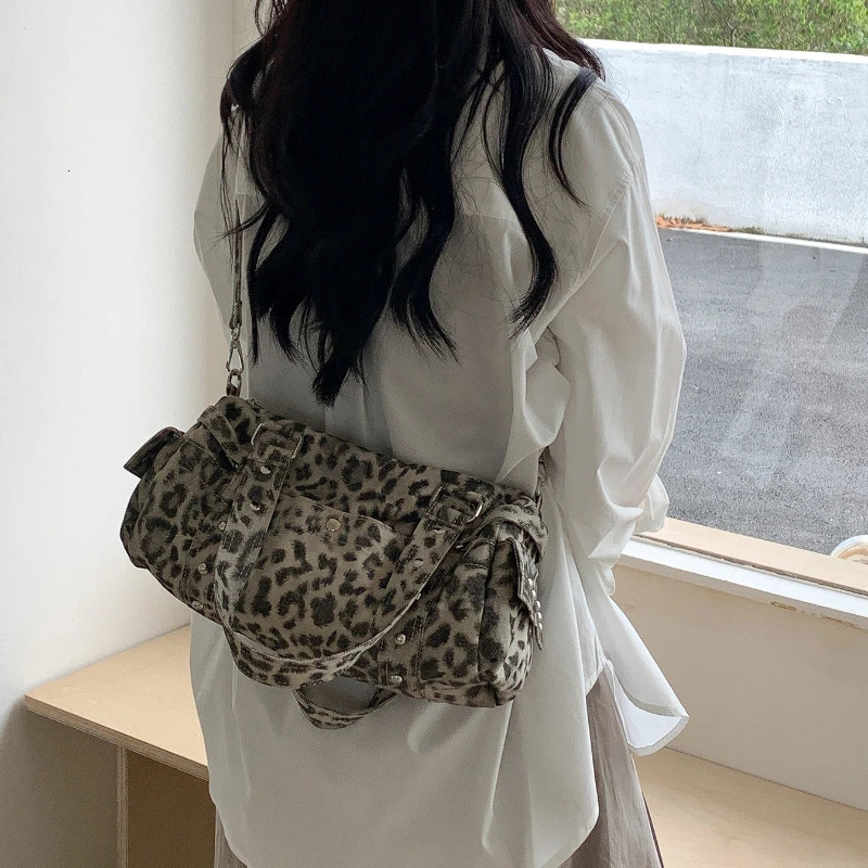 Leopard Print Barrel Shoulder Bag with Rivets Moto Biker Crossbody Bag for Women Retro Fashion Trendy Tote Bag 251031