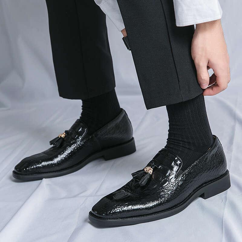 Large crocodile patterned embossed tassel men in sizes 38-48, business casual leather shoes for men, pointed loafers